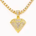 Primer plano de cadena tennis hip hop bañada en oro con colgante de diamante brillante - Colgante Color Oro