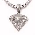 Primer plano de colgante de diamante plateado con cadena de tenis estilo hip-hop - Colgante de Plata