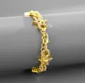 Vista dettagliata di un braccialetto a stella dorata con cristalli e chiusura a moschettone - Bracciale Corto / Oro