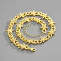 Collana a stella dorata con catena cubana e strass bianchi su sfondo grigio - Collana Corta / Oro