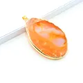Detailopname van grote natuurlijke agaat hanger met oranje texturen en gouden randen - Waterdruppel Hanger (Alleen Hanger) / Geel