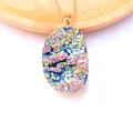 Detalle de un colgante de cristal de cuarzo druzy arcoíris chapado en oro en madera - Arco iris