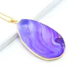 Detailopname van paarse gestreepte agaat hanger met vergulde rand aan een fijne ketting - Waterdruppel Hanger (Alleen Hanger) / Paars