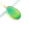 Detail van een doorschijnende hanger van natuurlijke agaat met gouden rand en ketting - Waterdruppel Hanger (Alleen Hanger) / Groen