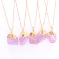 Reihe lila Kristallanhänger mit vergoldeten Kanten an feinen goldenen Ketten - Amethyst