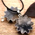 Collar con colgante de flor de ágata druzy natural con borde plateado - Gris