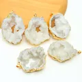 Set van vijf onregelmatige natuurlijke witte druzy agaat hangers met gouden randen - Alleen Hanger (Zonder Ketting) / Wit