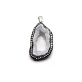 Pendaglio in agata druzy grigia con bordo in strass argentati e gancio in metallo - Bianco