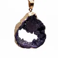 Onregelmatige paarse druzy agaat schijf hanger met vergulde randen op witte achtergrond - Alleen Hanger (Zonder Ketting) / Paars