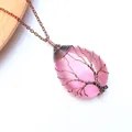 Détail du pendentif arbre de vie fait main avec cristal rose en goutte et fil de bronze - Rouge
