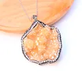 Collar con colgante de drusa natural, piedra de cristal ámbar y borde de diamantes de imitación - Oro Ámbar