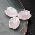 Détail de perles en quartz rose naturel sculptées en forme de pétales de cerisier pour bijoux - Quartz rose