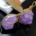 Vista macro di ciondoli in cristallo viola con dettagli in filo d'oro fatti a mano - Viola
