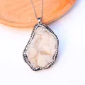 Macro-opname van een druzy kristallen hanger met strass-rand aan een zilveren ketting - Opaalwit