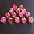 Verstellbarer Goldring mit natürlichem Magenta-Achat-Kristall und gehämmerter Ringschiene - Rosarot Zufällig