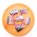 Orecchini in ametista naturale con bordi placcati oro su un vassoio di legno rustico - Ciondolo in Ametista Irregolare (Senza Catena)