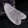 Herzförmiges Gua Sha Schaber aus rosa Rosenquarz auf schwarzem Leder mit Amethyst - Rosenquarz-Stil / Rosa