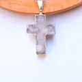 Detailsicht des Druzy-Quarz-Kristallkreuzes mit Silberkante und zarter silberner Halskette - Weiß