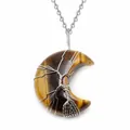 Dettaglio dell'albero della vita in filo metallico su ciondolo a luna in occhio di tigre - Solo Ciondolo (Senza Catena) / Occhio di Tigre Argento
