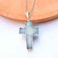 Detailansicht eines natürlichen Druzy-Kristallkreuz-Anhängers mit versilbertem Rand - Seeblau