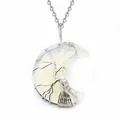 Dettaglio dell'albero della vita fatto a mano su ciondolo in pietra a forma di mezzaluna - Solo Ciondolo (Senza Catena) / Opalite Argento