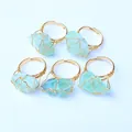 Set de anillos artesanales de hilo dorado con cinco cristales de piedra verde natural - Fluorita