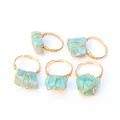Detail von fünf handgefertigten Ringen mit Golddrahtwicklung und blauen Natursteinen - Dunkler Fluorit