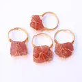 Vista de detalle de cuatro anillos de cuarzo fresa hechos a mano con hilo dorado - Cuarzo Fresa
