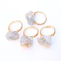 Detalle de anillos artesanales de hilo dorado con piedras naturales en azul claro - Labradorita Clara
