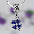Gros plan du pendentif trèfle en argent avec cristaux bleu foncé sur chaîne serpent - Bleu