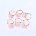Set mit sechs handgefertigten vergoldeten Ringen mit unregelmäßigen rosa Rohkristallen - Rosenquarz
