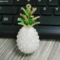 Mini Ananas Schlüsselanhänger mit Glitzersteinen und goldenem Karabiner für Taschen - Weiß
