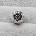 Gros plan d'une perle en argent sertie de pierres noires et cristaux blancs brillants - Noir