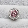 Détail macro d'une perle argentée avec strass roses et blancs pour bracelets DIY - Violet