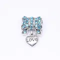 Pendentif nœud argenté aux cristaux bleus et cœur suspendu gravé du mot Love - Bleu