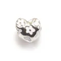 Charme en forme de cœur avec motifs floraux en émail blanc sur argent poli - Blanc