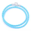 Détail macro du bracelet en cuir tressé bleu clair de 3 mm avec fermoir barillet argenté - 18cm / Bleu