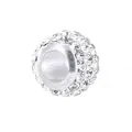 Gros plan sur une perle sphérique argentée avec cristaux blancs pour bijoux DIY - Blanc