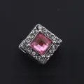 Détail d'une perle carrée rose sertie de zircons blancs sur monture en métal argenté - Rose