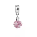 Vue macro d'une breloque en cristal rose facetté avec cadre en maille argentée pour bijoux - Rose