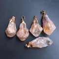 Natürliche Kristallanhänger mit vergoldeten Kappen in unregelmäßigen Mineralformen - Originalfarbe