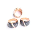 Detailansicht breit gefächerter Roségoldringe mit dunkelgrauem Kristallbesatz - US 7 / Roségold Schwarzer Stein Stil (ai-OG79) / Schwarz