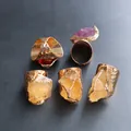 Details von fünf vergoldeten Ringen mit natürlichen Amethyst- und Citrin-Kristallen - Gelb