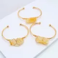 Tres brazaletes dorados con piedras naturales de citrino amarillo y alambre envuelto - Citrino