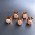 Nahaufnahme goldener Hammerschlagringe mit rosa Edelsteinen und Kristall-Halos - Einstellbar Offen / Zufälliger Rosenquarz