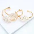 Brazalete artesanal de hilo dorado con piedra de cristal blanco natural en bruto - Cristal de roca