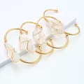 Set van 4 handgemaakte goudkleurige open armbanden met natuurlijke kristallen kwarts - 65mm / Bergkristal