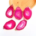 Dettaglio di cinque ciondoli in agata rosa con bordi dorati su vassoio di legno - Rosso Rosa (Solo Ciondolo - Senza Catena)