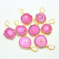 Lot de huit boucles d'oreilles pendantes en agate naturelle rose avec bordure dorée - Rose rouge