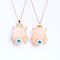 Nahaufnahme von Gold-Käfer-Anhängern mit Rosenquarz und blauem Evil-Eye-Detail - Rosenquarz (Nur Anhänger (Ohne Kette))